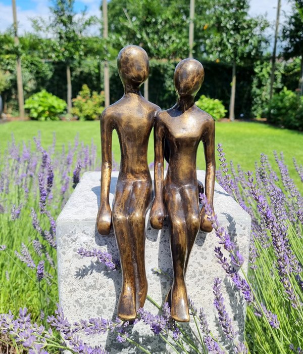 Beeldje - A seated couple - Gepatineerd brons
