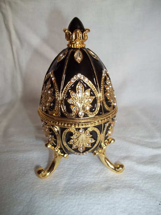 Sieradendoos – Fabergé inspired Black Imperial egg – Gold-plated with 180 Austrian crystals and black enamel.
