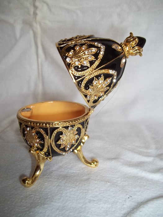 Schmuckschatulle - Von Fabergé inspiriertes schwarzes Imperial-Ei – vergoldet mit 180 österreichischen Kristallen und