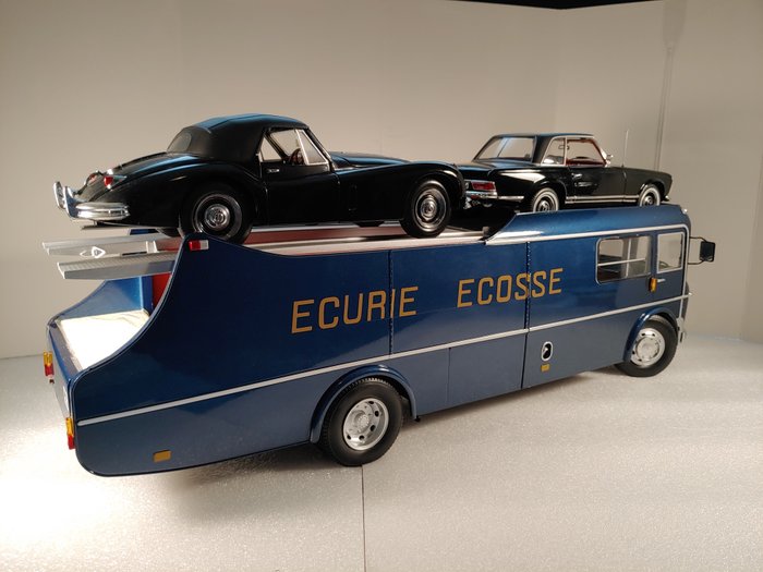 CMR - 1:18 - Commer TS3 Raceteam-transporter Ecurie Ecosse 1959 - Bekroond modelvoertuig van het jaar 2020