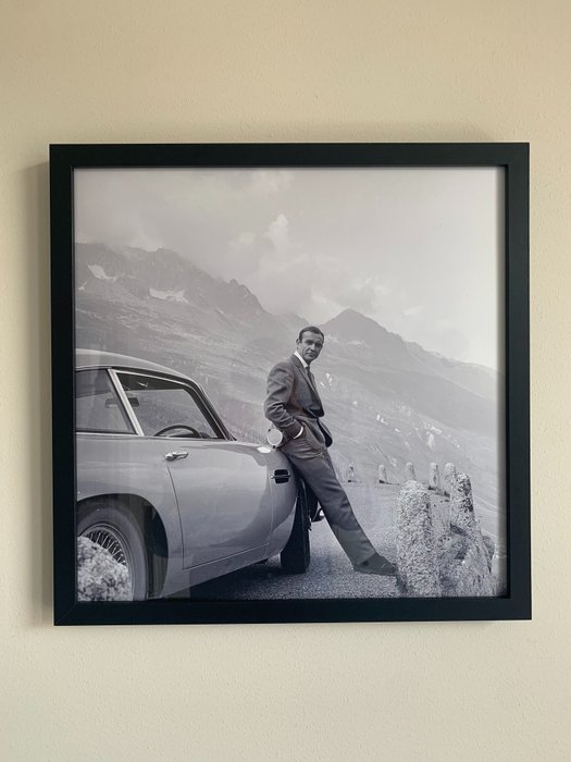 James Bond 007: Goldfinger - Sean Connery with the Iconic Aston Martin DB5 - Photo - Framed (43x43 cm)