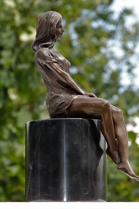 Skulptur, zittende dame - 28 cm - bronse marmor