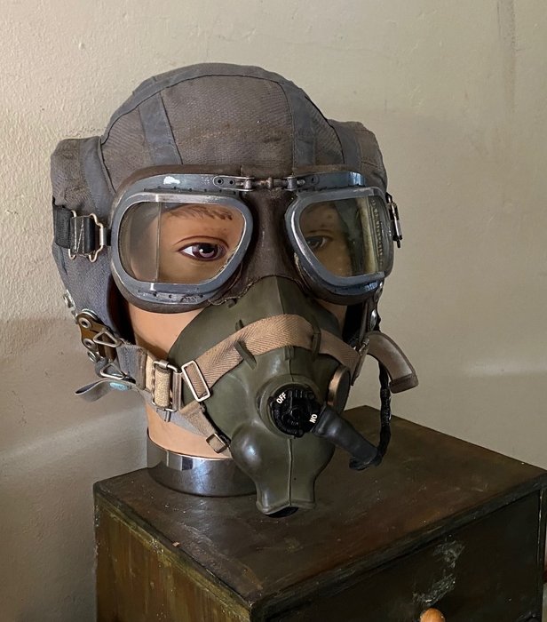 Verenigd Koninkrijk – Royal-Air-Force, RAF pilot goggles, Type 22C pilot helmet, Oxygen-mask – Post-WW2 RAF. 1x aviator helmet RAF Type 22C, 1x oxygen mask and 1x glasses,.