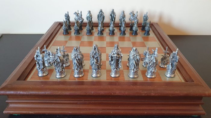 Danbury Mint - Camelot King Arthur Chess (1) - Wood and - Catawiki