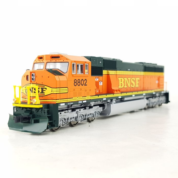 Kato H0 - 37-6451 - Diesel locomotive - EMD SD70MAC, #8802 - BNSF
