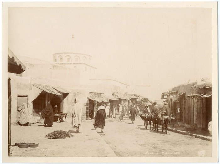 Anonyme - 1885 - Tunisie, Kairouan, rue typique animée, femmes voilées