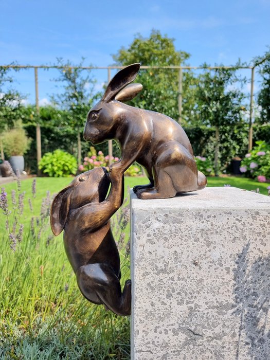 Figurine - Falling hares XL - Patinierte Bronze