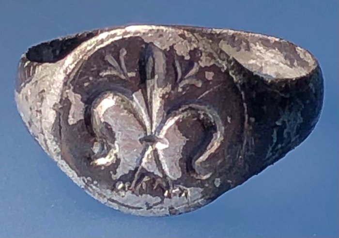 Medievale, epoca delle crociate Argento Anello simbolico con l'immagine del giglio. Il simbolo della rinascita, della purezza della Vergine