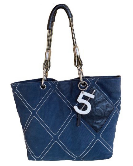Chanel - Chanel Cruise 2004/05 denim navy blue diamond stitch tote with no.5 charm - Handtasche