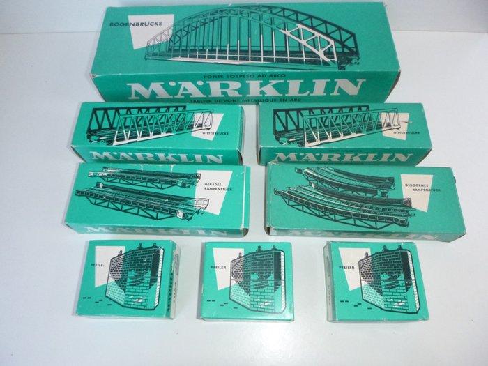 Märklin H0 - 7262/7263/7267/7268/7064 - Scenery, Tracks - 7x metal bridges and ramps, 6x piers for M-track