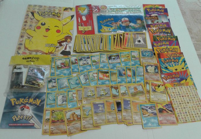 nintendo - Pokémon - Carte à collectionner 100 card 1° serie in Italiano comprese  3 rare promo  + 2 Holo +set completo 12x postcard e 4 Gadget - 2000