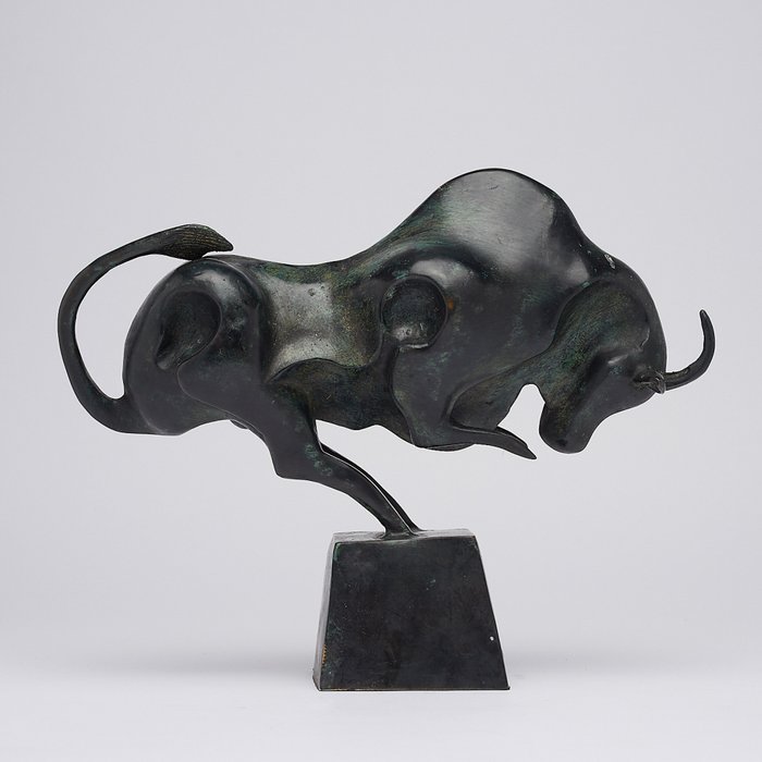 sculptuur, NO RESERVE PRICE - Bronze Sculpture of a Striking Bull - with base - 32 cm - Brons