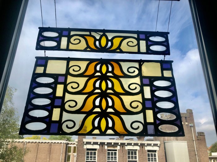 Twee Oude Hand-gebrandschilderd raamhanger  Amsterdamse school van mondgeblazen glas. (2) - Glas-in-lood
