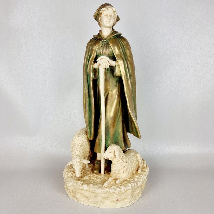 Exceptional sculpture of a young shepherd with a gilded cloak with his sheep. Approx. 1880 (46.5cm) Bernhard Bloch (1836-1909) - Jarra  - Barro