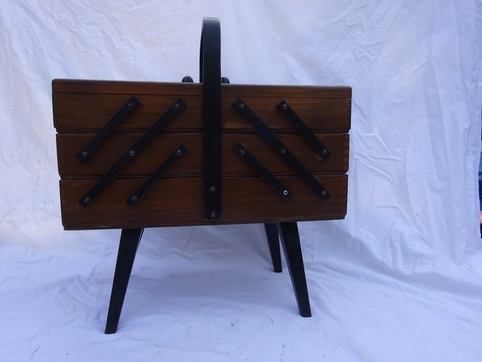 Una "scatola degli attrezzi da cucito" pieghevole sulle gambe - Arte popolare - Legno