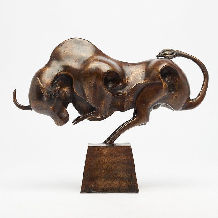 雕塑, NO RESERVE PRICE - Bronze Sculpture of a Striking Bull - with base - Video link of product in - 29 cm - 黄铜色