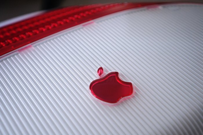 Apple – iMac G3 RARE AARDBEI “Design Bundle” – inclusief bijpassende “Hockey-Puck Mouse & Keyboard” – In vervangende verpakking