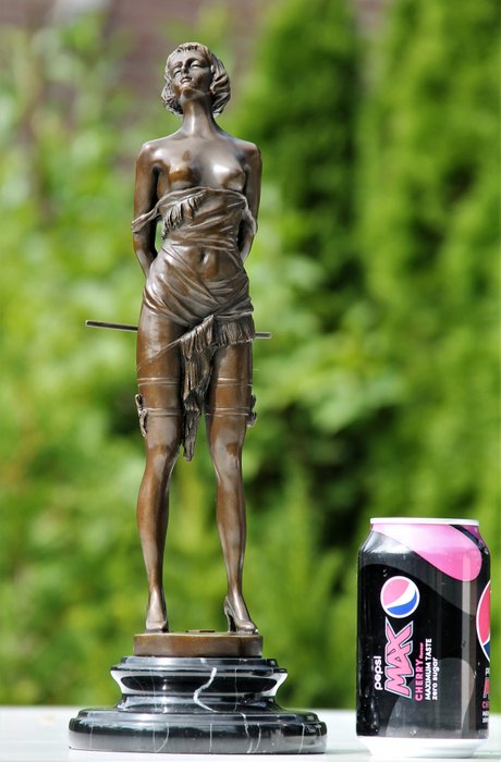 Statue, the riding crop - 37 cm - Bronzemarmor