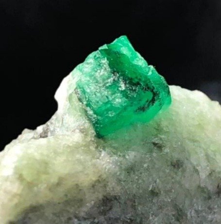 Emerald Specimen - 17.48×30×13.45 mm - 8 g - (1)