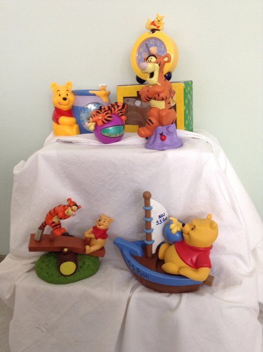 Winnie the Pooh - Diverse items; 2x klok/wekker, beeldje, spaarpot etc.