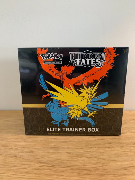 The Pokémon Company - Trading card Pokemon Hidden Fates Elite trainer Box - 2021