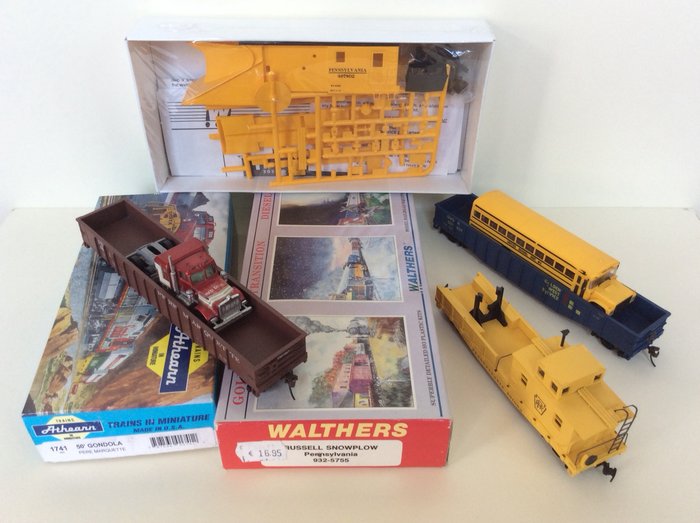 Walthers, Athearn H0 - Freight carriage - Work caboose, 2 gondolas and snow plow kit - Pennsylvania Railroad