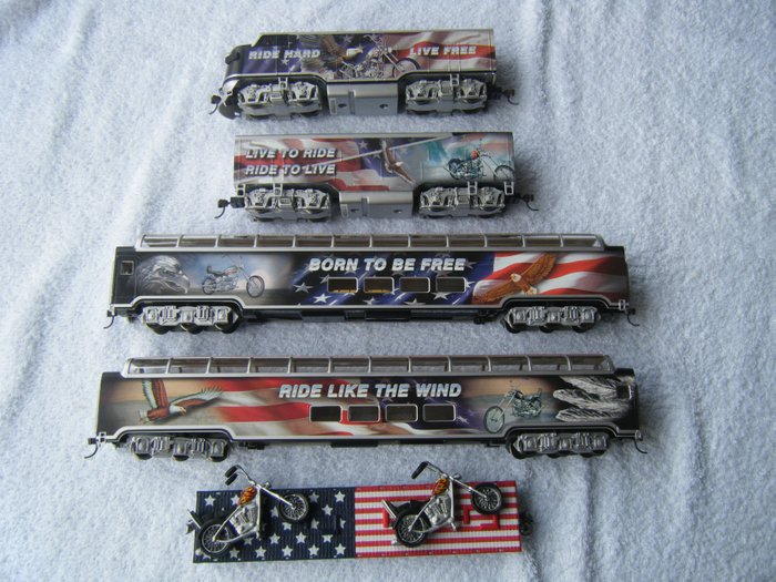 Bachmann H0 - Train unit - EMD F7 A and B unit with 2 carriages and flatcar with 2 Harleys - Hawthorne Village