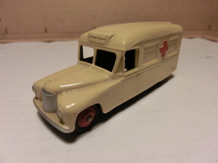 Dinky Toys - 1:43 - 253 Daimler ambulance