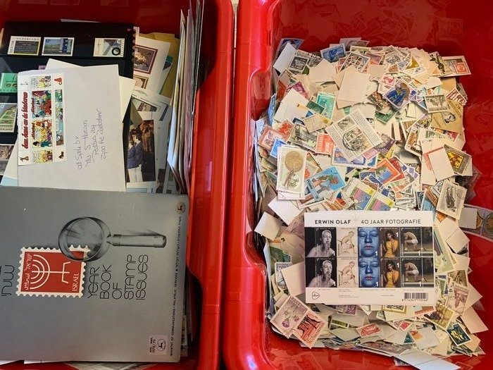 Welt - 10 KG Sortierparty aller Welt in 2 Kisten mit alte Briefmarken gefüllt in Tüten , FDC und abgelöst