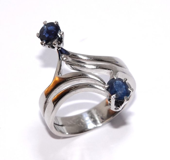 Preview of the first image of Free Resizing - 14 kt. White gold - Ring, Set - 1.00 ct Sapphires.
