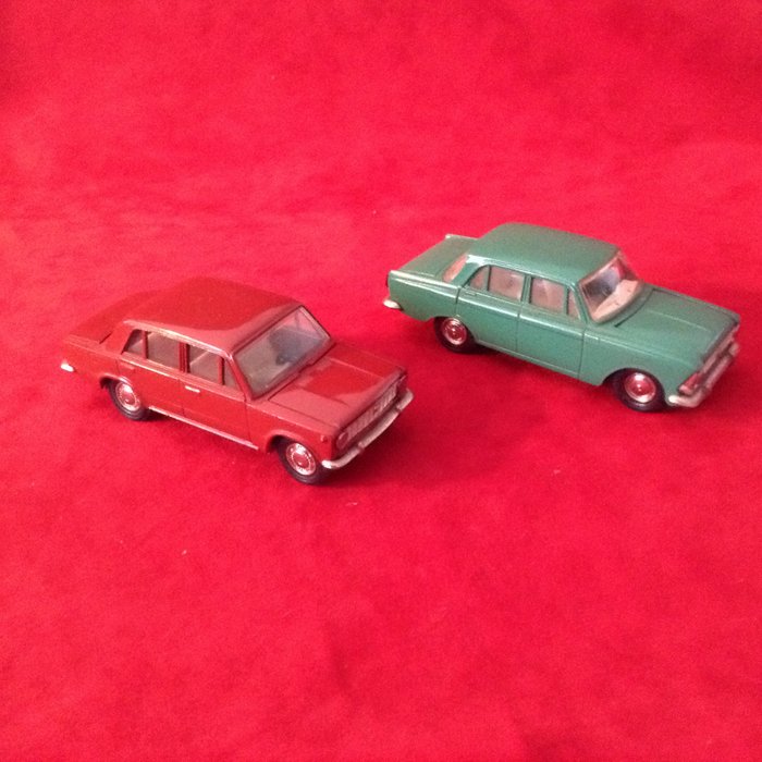 Saratov Novoexport - made in USSR - 1:43 - Volga Gaz 2101 Saloon 1971 - red - Moskvitch 408 Saloon 1969 - green - very rare modelcars - in very good conditions