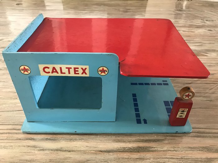 Caltex - 1:43 - Vintage wooden gas station from the late ‘50