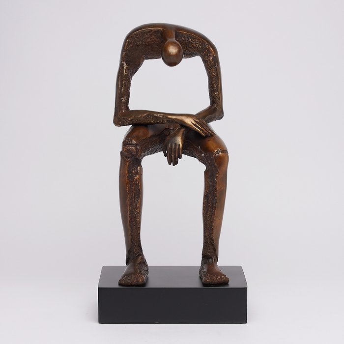 GEEN RESERVE PRIJS – Moderne bronzen sculptuur – zittende bronzen sculptuur – zittende reus – – Brons