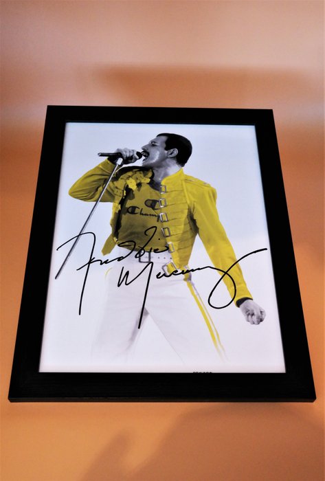 Queen - Queen Live At Wembley /Wonderful And Framed Legendary Picture Of Fredie mercury - Official merchandise memorabilia item, Picture - 2020/2020
