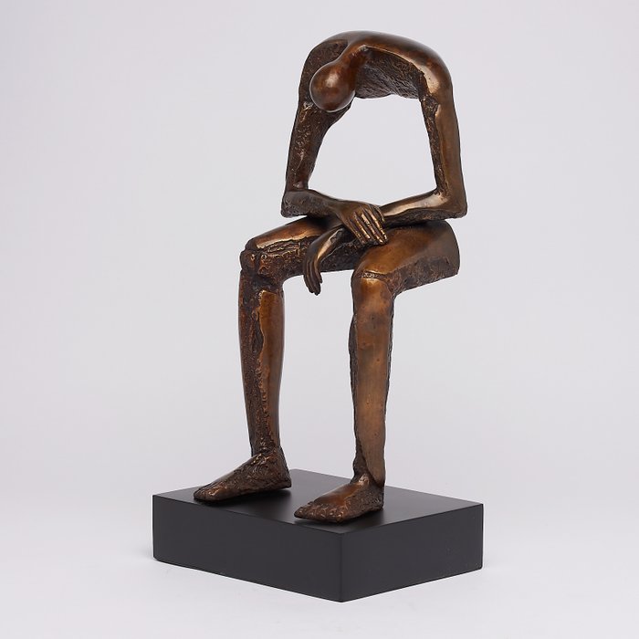 GEEN RESERVE PRIJS – Moderne bronzen sculptuur – zittende bronzen sculptuur – zittende reus – – Brons