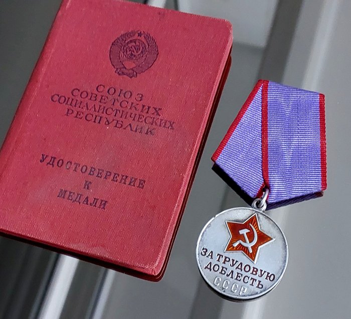 Rusia - Administración - Medalla de plata soviética al valor laboral con documento de adjudicación en el estado de LUX - 1966