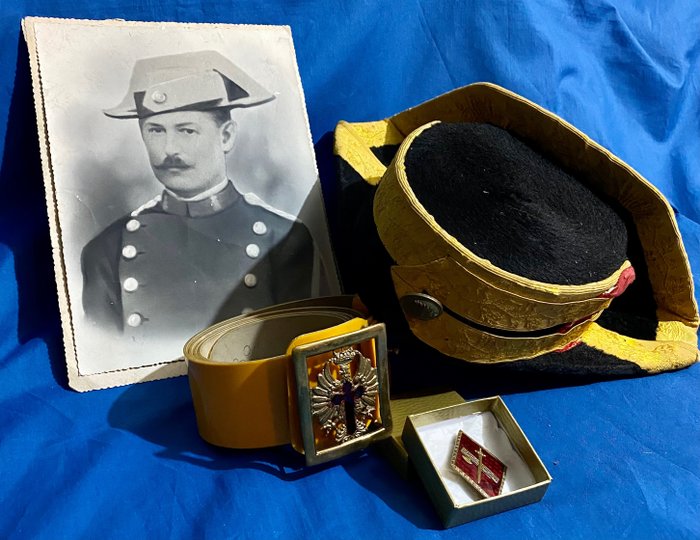 España - General Franco. Tricornio, cinturón de vestir de la temida Guardia Civil, placa y foto antigua.