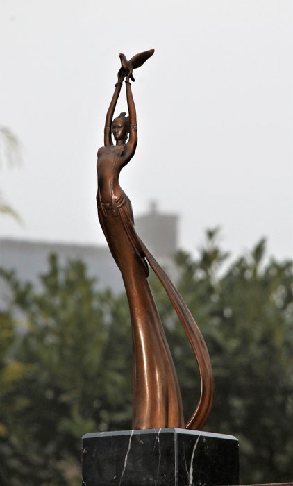 Statue, release the bird - 39 cm - marbre bronzé