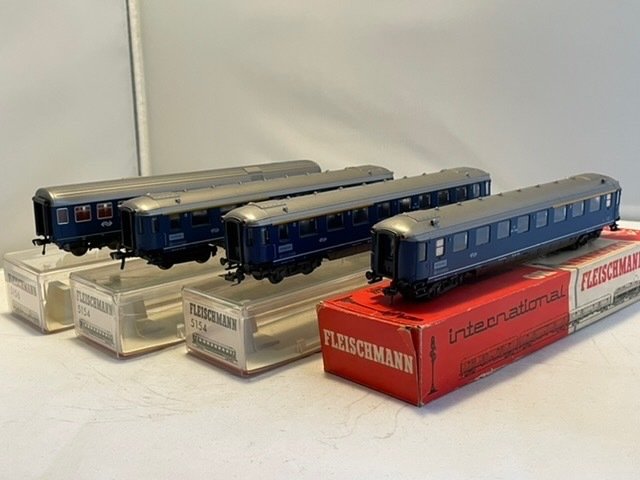 Fleischmann H0 - 5154/5156 - Passenger carriage - Trunk of 3 Plan K carriages and 1 Plan W carriage - (7516) - NS