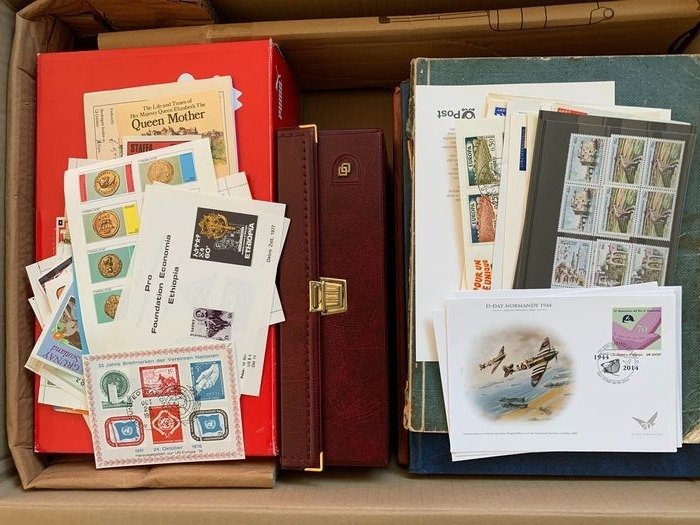 Wereld - Partij oa. 20.000 afgeweekte postzegels, 5 insteekboeken en restant diversen