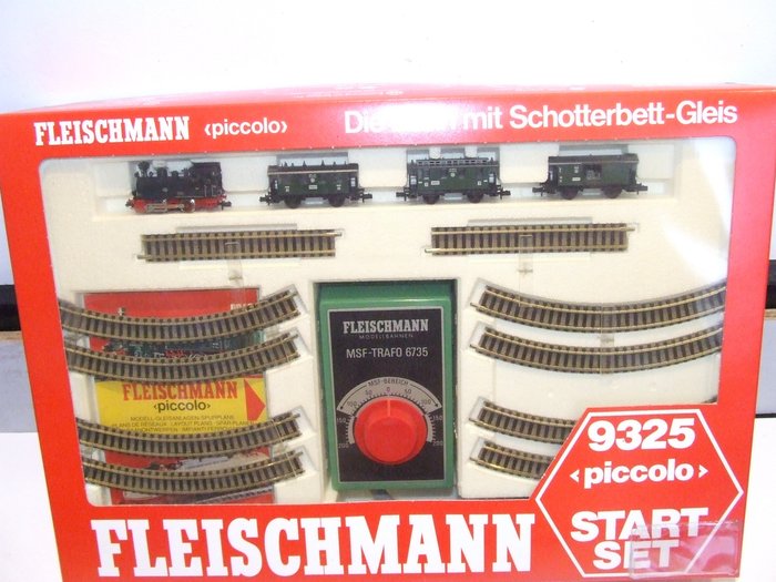 Fleischmann N - 9325 - Train set - starter set with steam locomotive, 3 passenger carriages, rail oval and MSF transformer