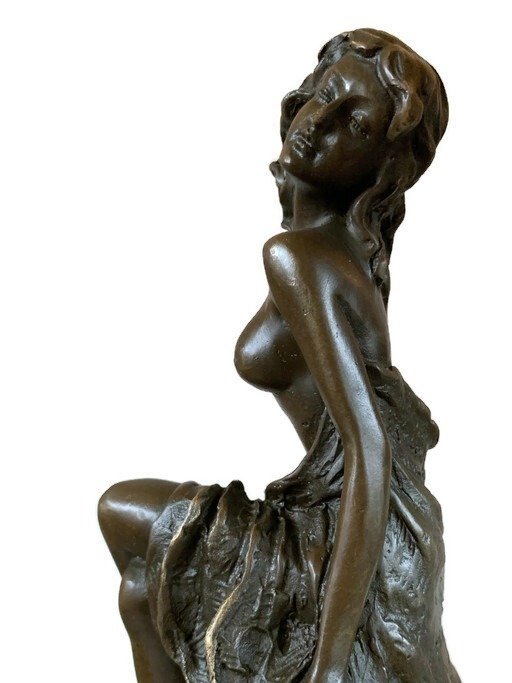 Statue, Vrouw op barkruk - 28 cm - Bronse