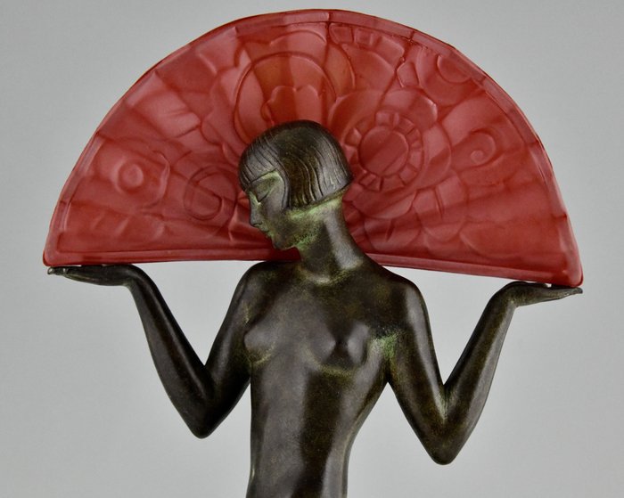 Raymonde Guerbe – Max Le Verrier – Art Deco stijl lamp vrouw met waaier