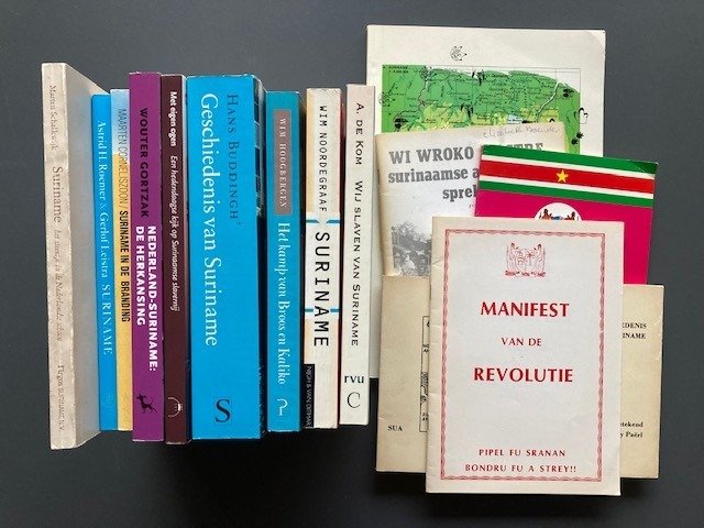 Astrid Roemer, Anton de Kom, Clark Accord e.a. - Lot met 14 boeken over de geschiedenis van Suriname - 1975/2003
