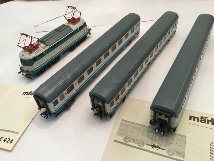 Märklin H0 - 41893/34240 - Electric locomotive, Passenger carriage set - E424 with 3 carriages - FS
