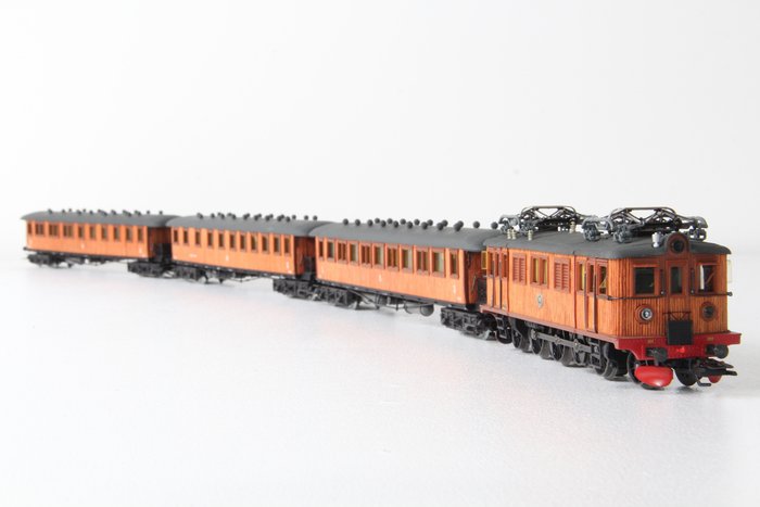 Märklin H0 - 2670 - Set - 4-teiliges Set mit Lokomotive D101 und 3 Balkonwagen mit Echtholzwänden - SJ
