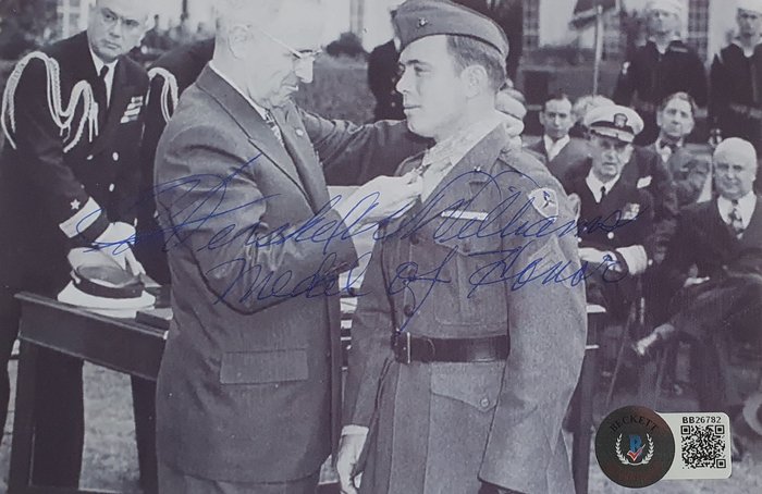 [Medal Of Honor] - Photographie signée par Hershel Williams [avec certificat] - 1945