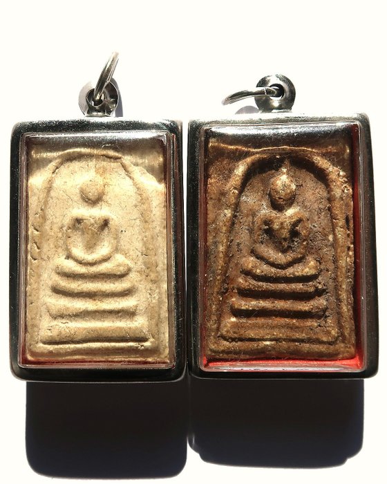 Talismani - Reliquiari - Monastero della Thailandia - Provincia di Kanchanaburi (2) - Metallo decorato - Reliquiario di protezione: Buddha nella posa del loto - Saggezza - Tailandia - 1950-1980        
