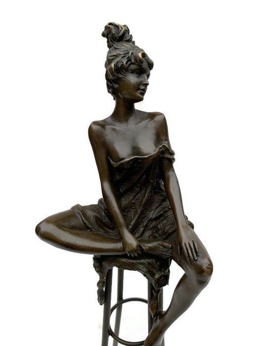 雕像, Vrouw op kruk - 28.5 cm - 青銅色