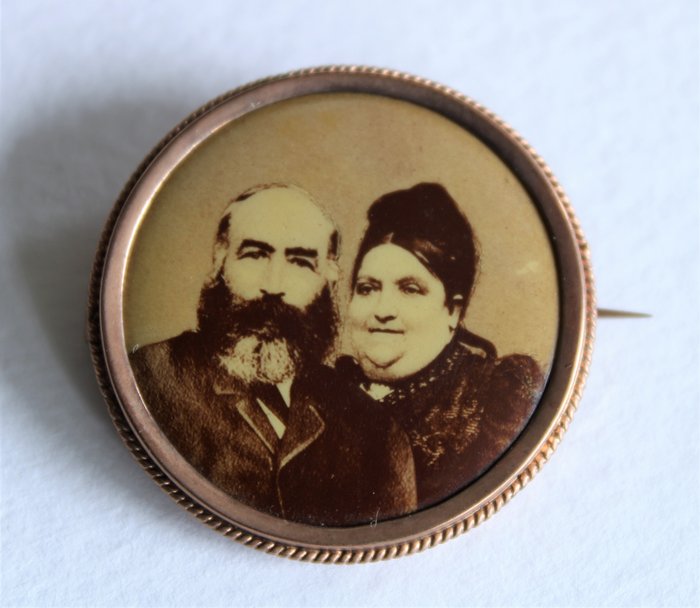 Onbekend - 1890 - Goudkleurige pin broche met een fotografische afbeelding van een man en vrouw